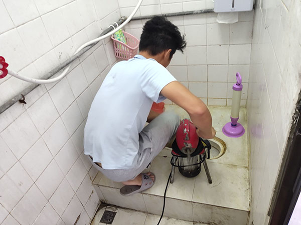 沐川肥皂掉到马桶里把马桶堵住了怎么办？马桶堵住了怎么办
