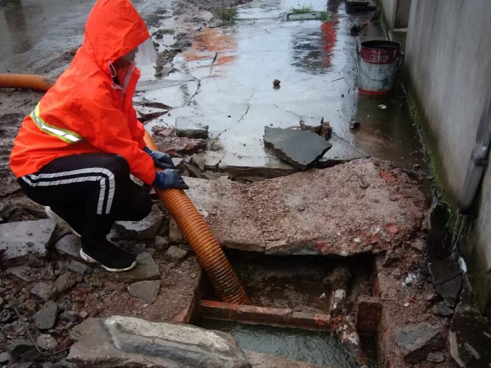 沐川专业清理污水池 炜誉市政以规范流程守护城市 “肠道”